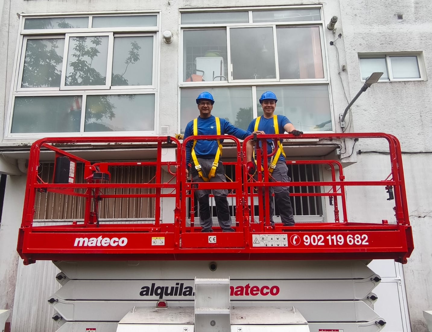 Un técnico solar instalando paneles en el techo de una casa, enfatizando la energía renovable.