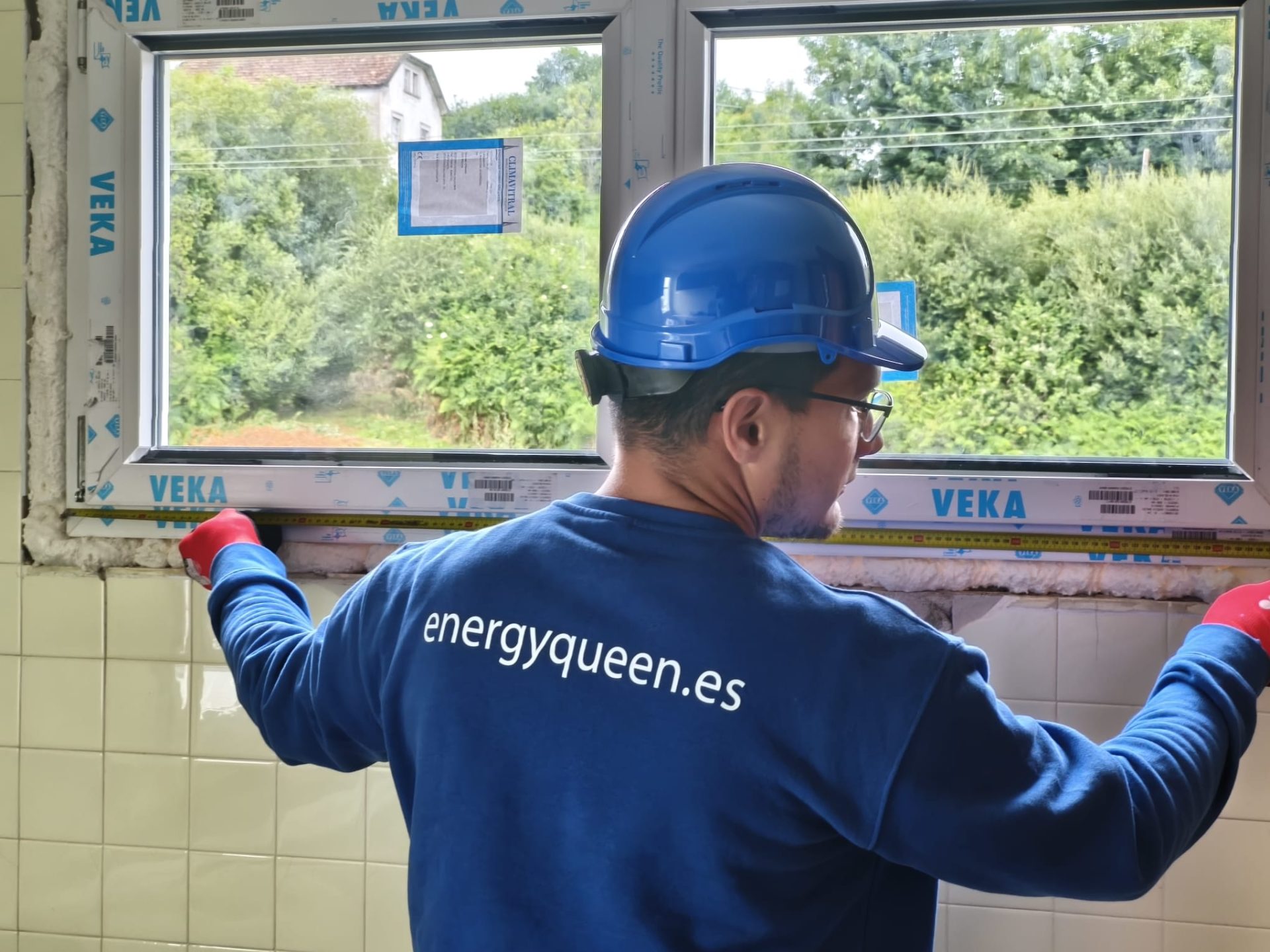 Un manitas que se dedica a trabajos de reparación de ventanas, centrándose en la artesanía.