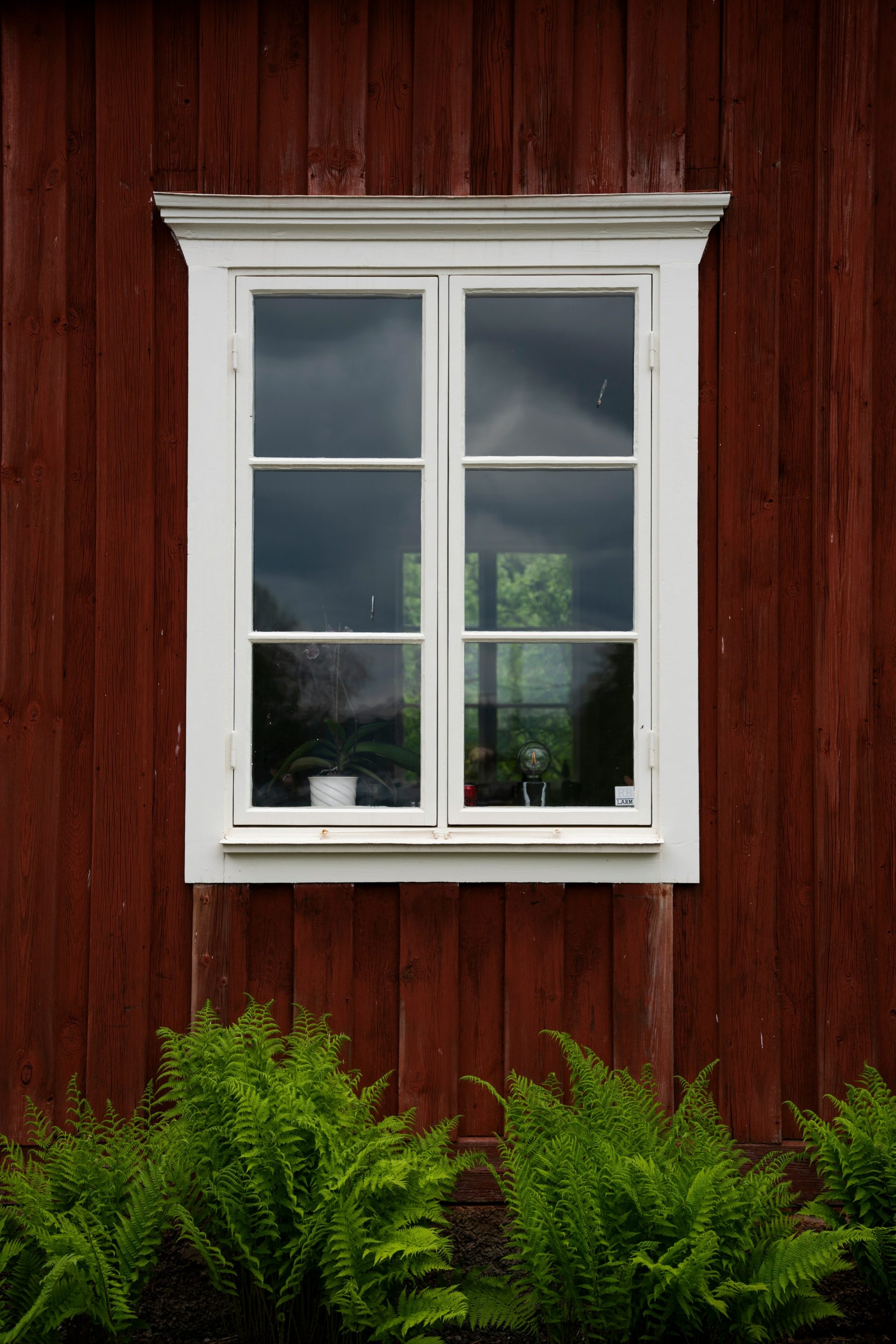 ventana de vidrio con marco de madera blanca