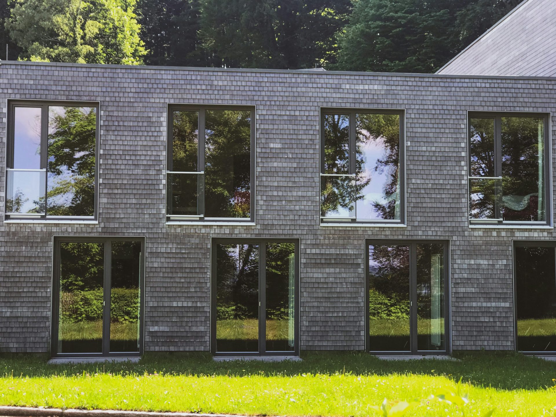 edificio de hormigón blanco y gris